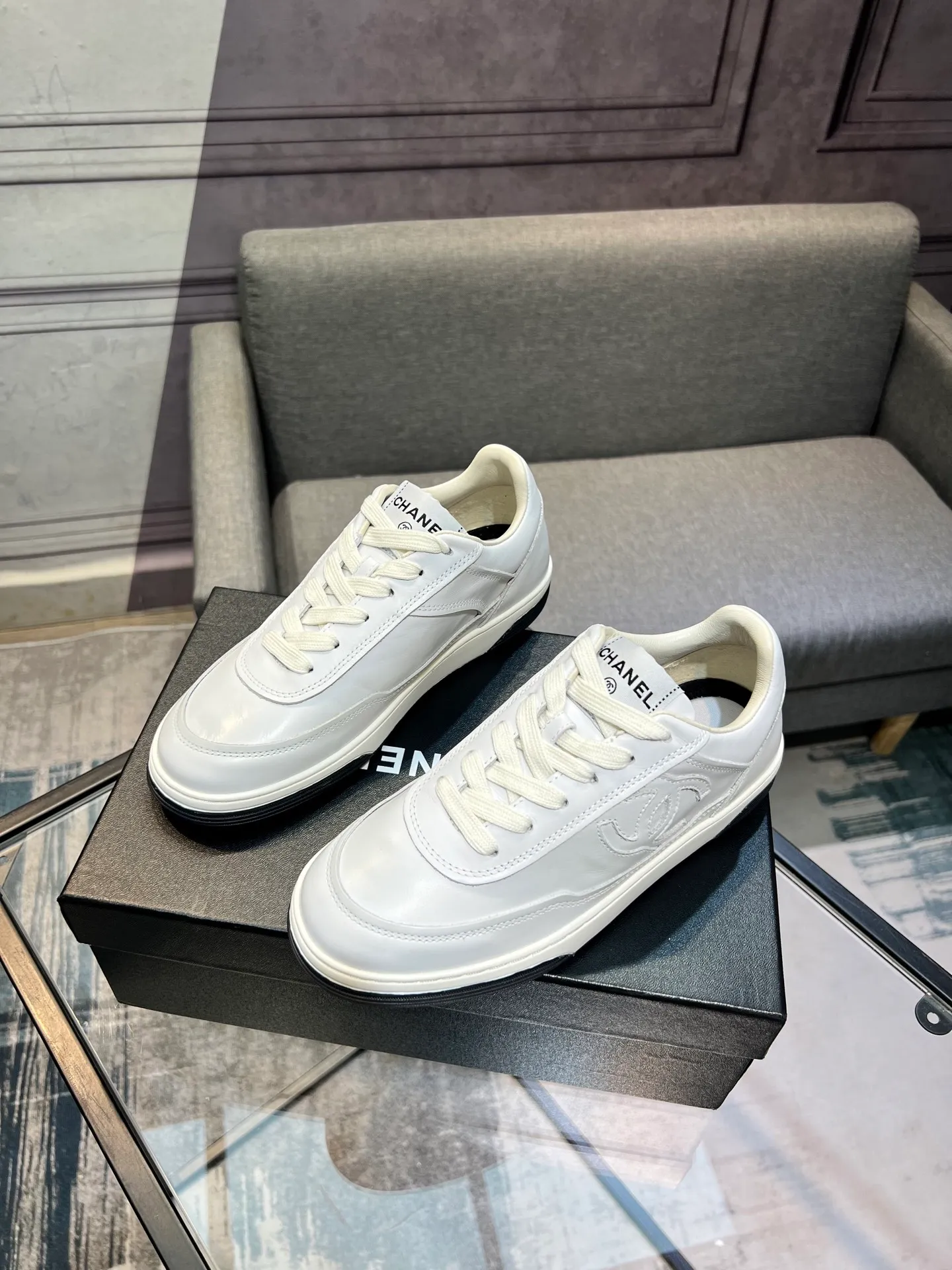 Men's men's shoes 💰660 Exclusive real shot (top version) CHANEL Chanel 2025ss color matching thick-soled casual sports shoes and sneakers. The counter is synchronized. The counter is very popular. A shoe that is very difficult to buy. The most popular thick-soled panda shoes on the Internet. It can be imagined that Xiaoxiang control can't miss it. It has both good looks and comfort. Simple and versatile white shoes. The thick sole increases the height and is super versatile. Close your eyes and wear it. Whoever wears it will look better. Upper: calfskin Lining: imported sheepskin lining Outsole: TPU original outsole Size: 35-44 (customized for women 41 and 40, and 45 for men)